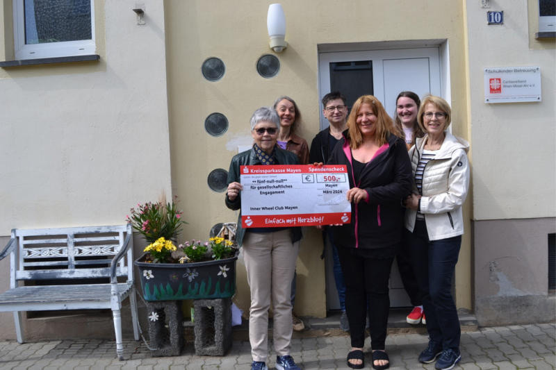 Von links: Heinke Fuchs, Margret Marxen-Ney, Manuela Mai, Nina Hardy, Luisa Steffens und Hannelore Klein bei der Spendenübergabe in Mayen.