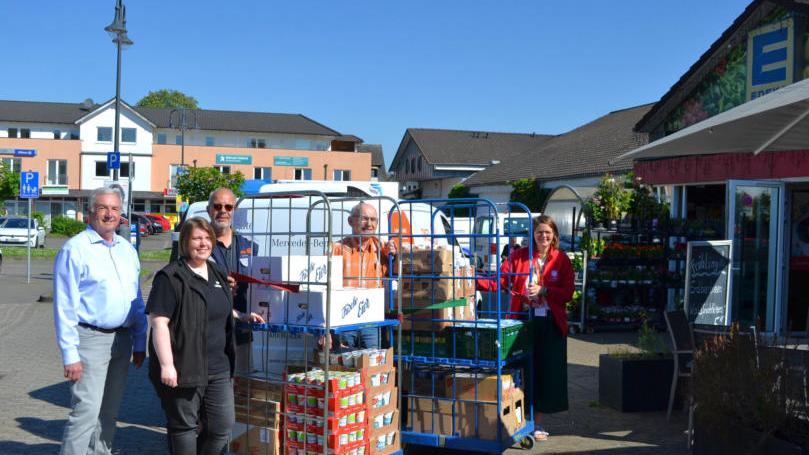 Lebensmittel für die Tafel-Ausgabestellen in Ahrweiler und Sinzig. Von links: Professor Dr. Dietrich Holz, Vorstandsvorsitzender der Bürgerstiftung Remagen – Marktleiterin Vanessa Selzer vom Edeka-Markt in Bad Breisig – Tafelmitarbeiter Ralf Eggert – Anton Wypior Geschäftsführer der Bürgerstiftung – und Fachdienstleiterin Ann-Cathrin Zinken beladen den Tafeltransporter vor dem Edeka-Markt in Bad Breisig.