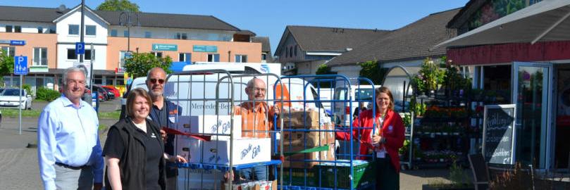 Lebensmittel für die Tafel-Ausgabestellen in Ahrweiler und Sinzig. Von links: Professor Dr. Dietrich Holz, Vorstandsvorsitzender der Bürgerstiftung Remagen – Marktleiterin Vanessa Selzer vom Edeka-Markt in Bad Breisig – Tafelmitarbeiter Ralf Eggert – Anton Wypior Geschäftsführer der Bürgerstiftung – und Fachdienstleiterin Ann-Cathrin Zinken beladen den Tafeltransporter vor dem Edeka-Markt in Bad Breisig.