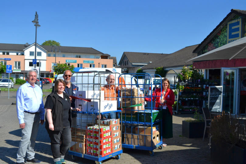 Lebensmittel für die Tafel-Ausgabestellen in Ahrweiler und Sinzig. Von links: Professor Dr. Dietrich Holz, Vorstandsvorsitzender der Bürgerstiftung Remagen – Marktleiterin Vanessa Selzer vom Edeka-Markt in Bad Breisig – Tafelmitarbeiter Ralf Eggert – Anton Wypior Geschäftsführer der Bürgerstiftung – und Fachdienstleiterin Ann-Cathrin Zinken beladen den Tafeltransporter vor dem Edeka-Markt in Bad Breisig.