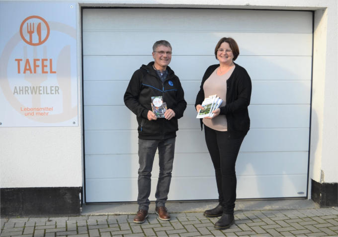 Wolfgang John überreichte Christiane Böttcher die Spende der „Weilheimer Tafel“ sowie mehrere Exemplare des zweisprachigen Bayerisch-Syrischen Kochbuchs „Weilheimer Tafelacker – Leckeres vom Feld auf den Tisch“.