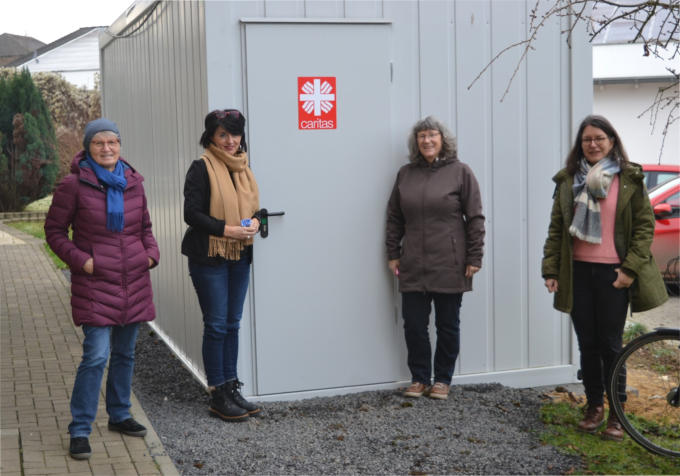 Der vor der Geschäftsstelle aufgestellte Bürocontainer bietet den Caritasmitarbeiterinnen (von links) Katharina Steinich, Silvia Plum, Marianne Theis-Prodöhl und Nicole Piclum einen weiteren Ort für Gespräche, denn die Menschen brauchen viel psychosoziale Unterstützung.