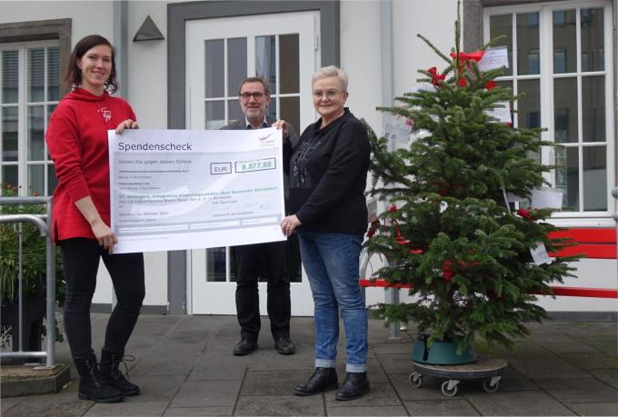 m Mehrgenerationenhaus St. Matthias in Mayen konnte Marlis Hoersch jetzt eine sehr große Spende an die Kita St. Hildegard, Caritas Ahrweiler, überreichen. Auf dem Foto (von links): Marlis Hoersch, Werner Steffens und Margot Sonntag danken den Menschen aus Zwickau für diese große Spende.