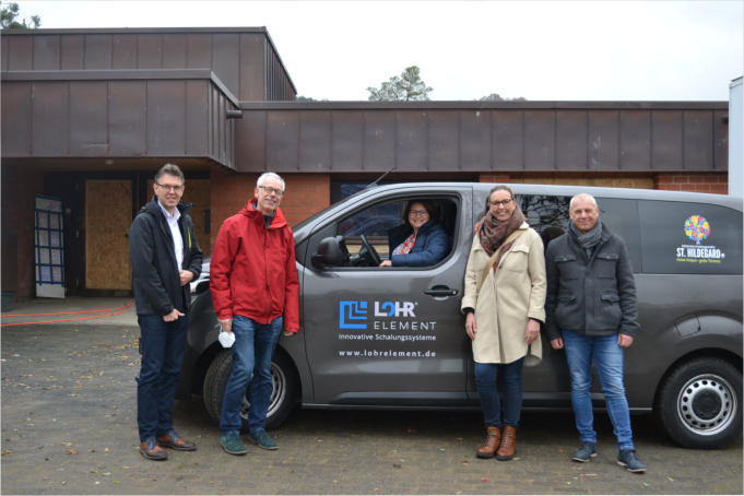 Nach der Übergabe ließen sich (von rechts) Ralf Hagedorn und Stefanie Träger sowie (links) Klaus Roth von (Mitte) Richard Stahl und Christiane Böttcher auch die geflutete Kita an der Ahr zeigen, in die wieder Leben einziehen soll.