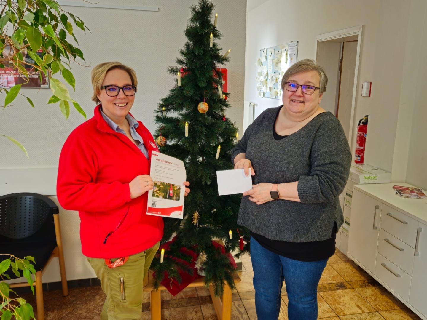 Die Wunschbaumaktion war dank der großen Spendenbereitschaft wieder ein Erfolg. Nadine Titze-Waltersdorf und Viktoria Hoffmann freuen sich über den positiven Abschluss der Aktion.