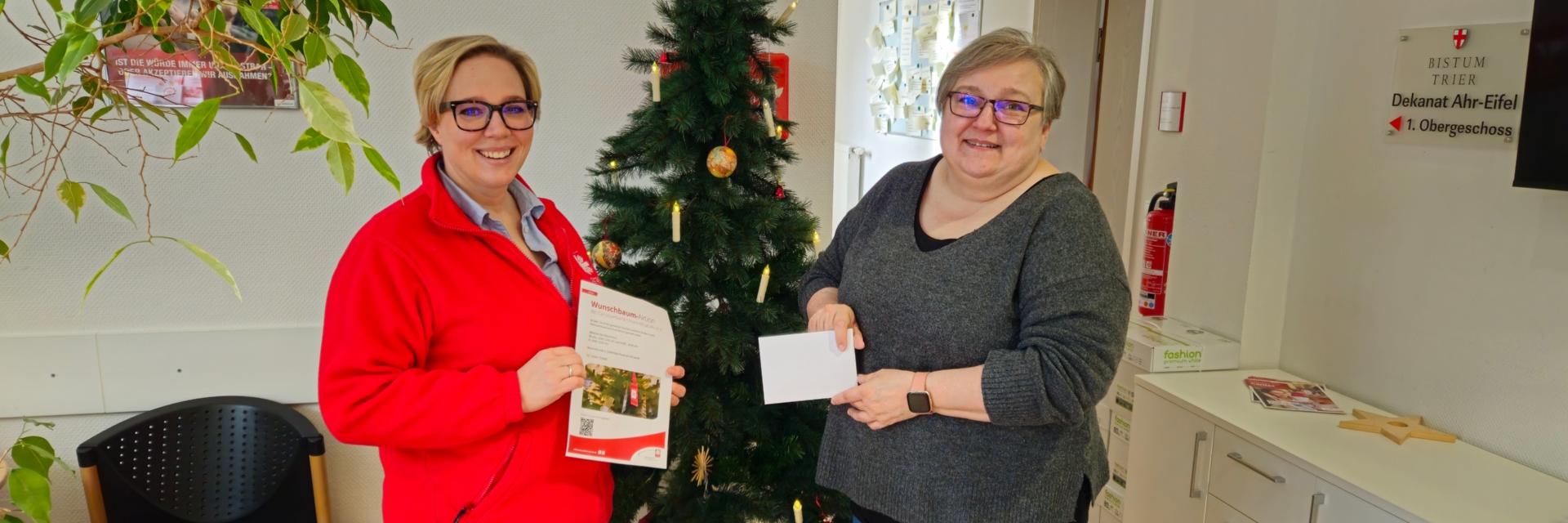 Die Wunschbaumaktion war dank der großen Spendenbereitschaft wieder ein Erfolg. Nadine Titze-Waltersdorf und Viktoria Hoffmann freuen sich über den positiven Abschluss der Aktion.