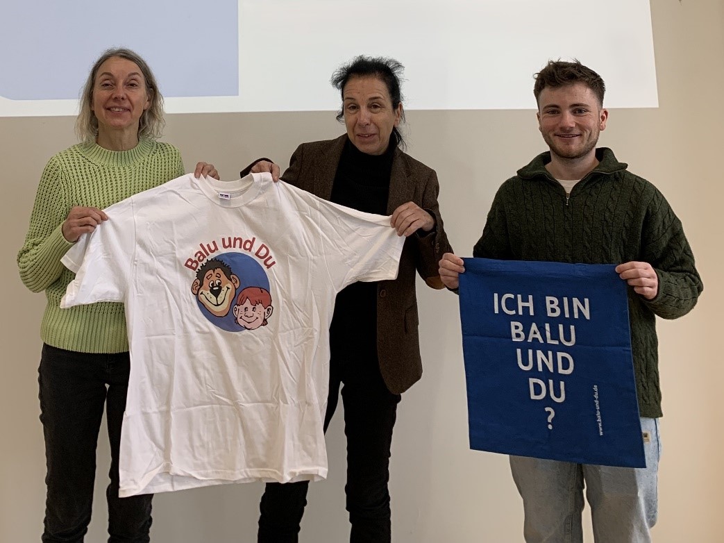 Prof. Dr. Gabriele Moos (Mitte) hieß Margret Marxen-Ney (links) und Ben Sander (rechts) in der Vorlesung „Einführung in das Gesundheits- und Sozialmanagement“ willkommen, wo sie den Studierenden des ersten Semesters spannende Einblicke in das Projekt „Balu und Du“ gewährten.