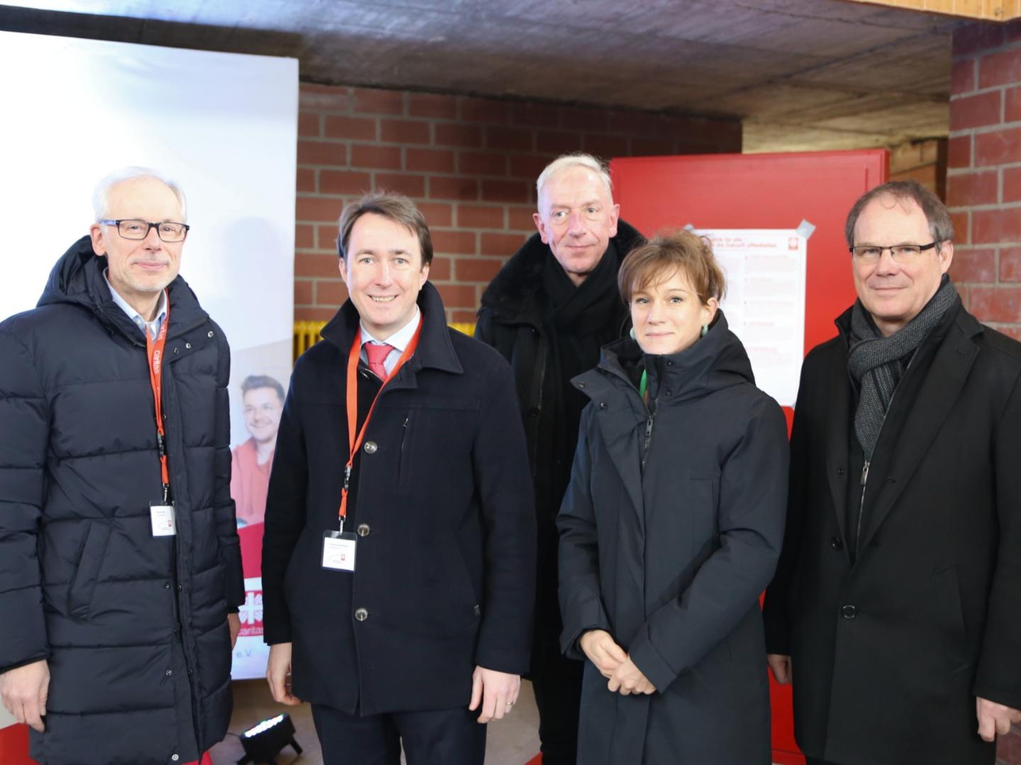 (V. l. n. r.) Richard Stahl und Christian von Wichelhaus, beide Geschäftsführer des Caritasverbandes Rhein-Mosel-Ahr e. V., Domkapitular Benedikt Welter, Vorsitzender des Caritasverbandes für die Diözese Trier, Katharina Heil, Ministerialdirektorin des Ministeriums für Wissenschaft und Gesundheit und Dr. Oliver Müller, Vorstand für Internationales, Migration und Katastrophenhilfe des Deutschen Caritasverbandes.