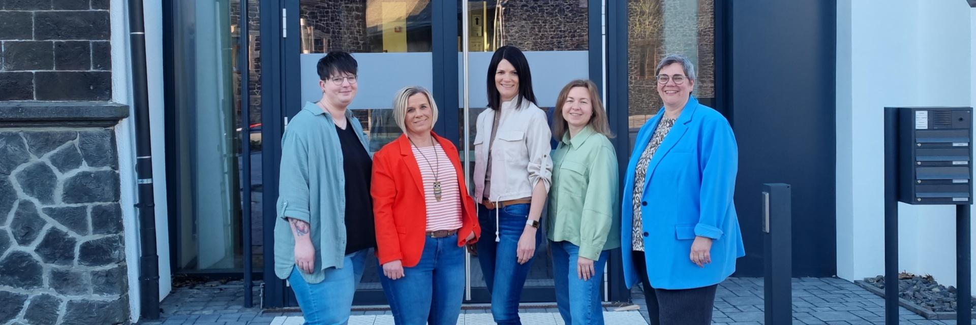 (v. l. n. r.) Sophia Liesenfeld (Bezirksleitung), Daniela Ihle (Pflegedienstleitung), Verena Retterath (Bezirksleitung und stell. Pflegedienstleitung), Svetlana Kiseleva (Bezirksleitung), Sabine Berressem (Bereichsleitung gesundheitspflegerische Dienste)