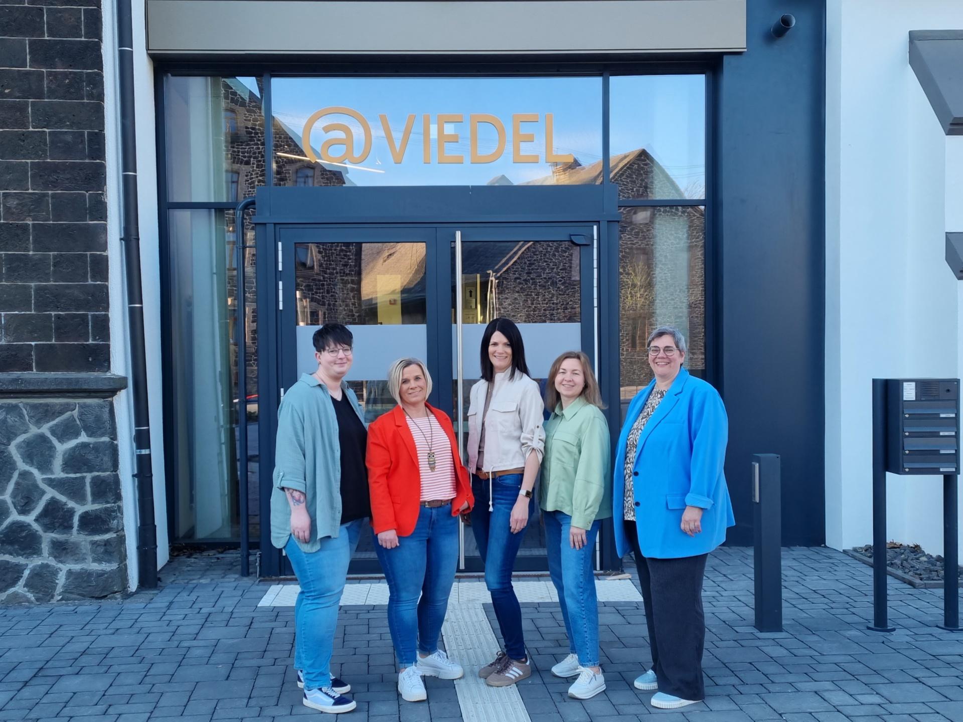 (v. l. n. r.) Sophia Liesenfeld (Bezirksleitung), Daniela Ihle (Pflegedienstleitung), Verena Retterath (Bezirksleitung und stell. Pflegedienstleitung), Svetlana Kiseleva (Bezirksleitung), Sabine Berressem (Bereichsleitung gesundheitspflegerische Dienste)