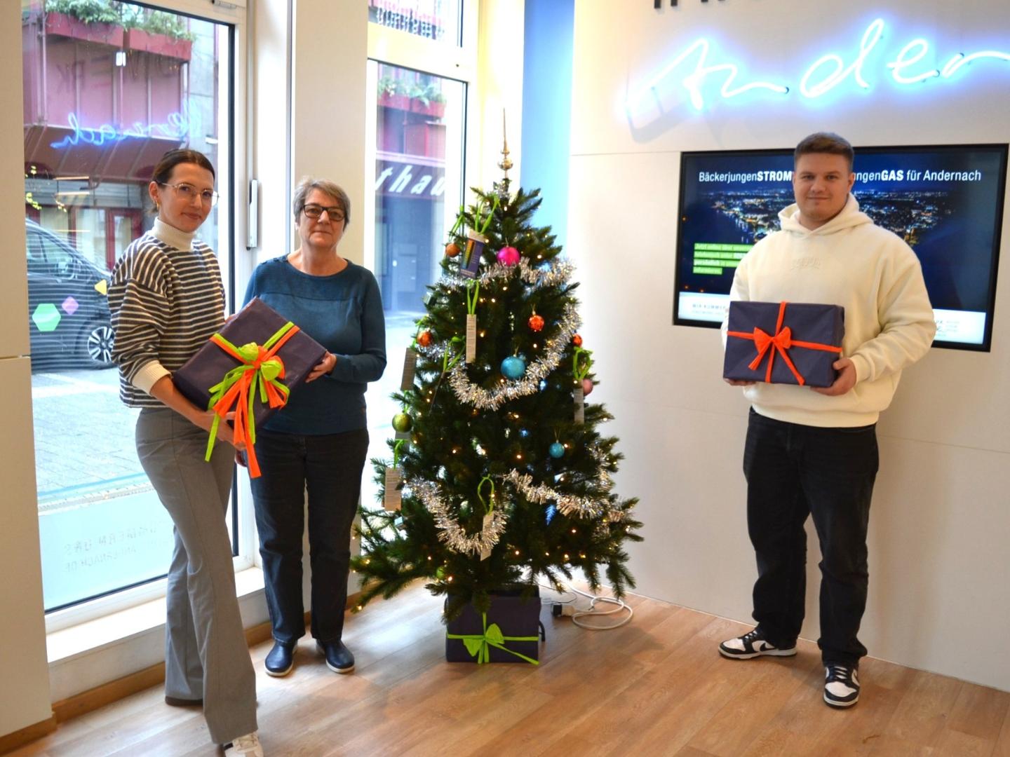 (Von links) Karoline Sauer (PR & Marketing Stadtwerke Andernach), Martina Prüm (Caritas) und Nikolaj Baier (Ansprechpartner der Stadtwerke), freuen sich auf viele Besucher, die Wünsche am Caritas-Wunschbaum bei den Stadtwerken Andernach erfüllen.