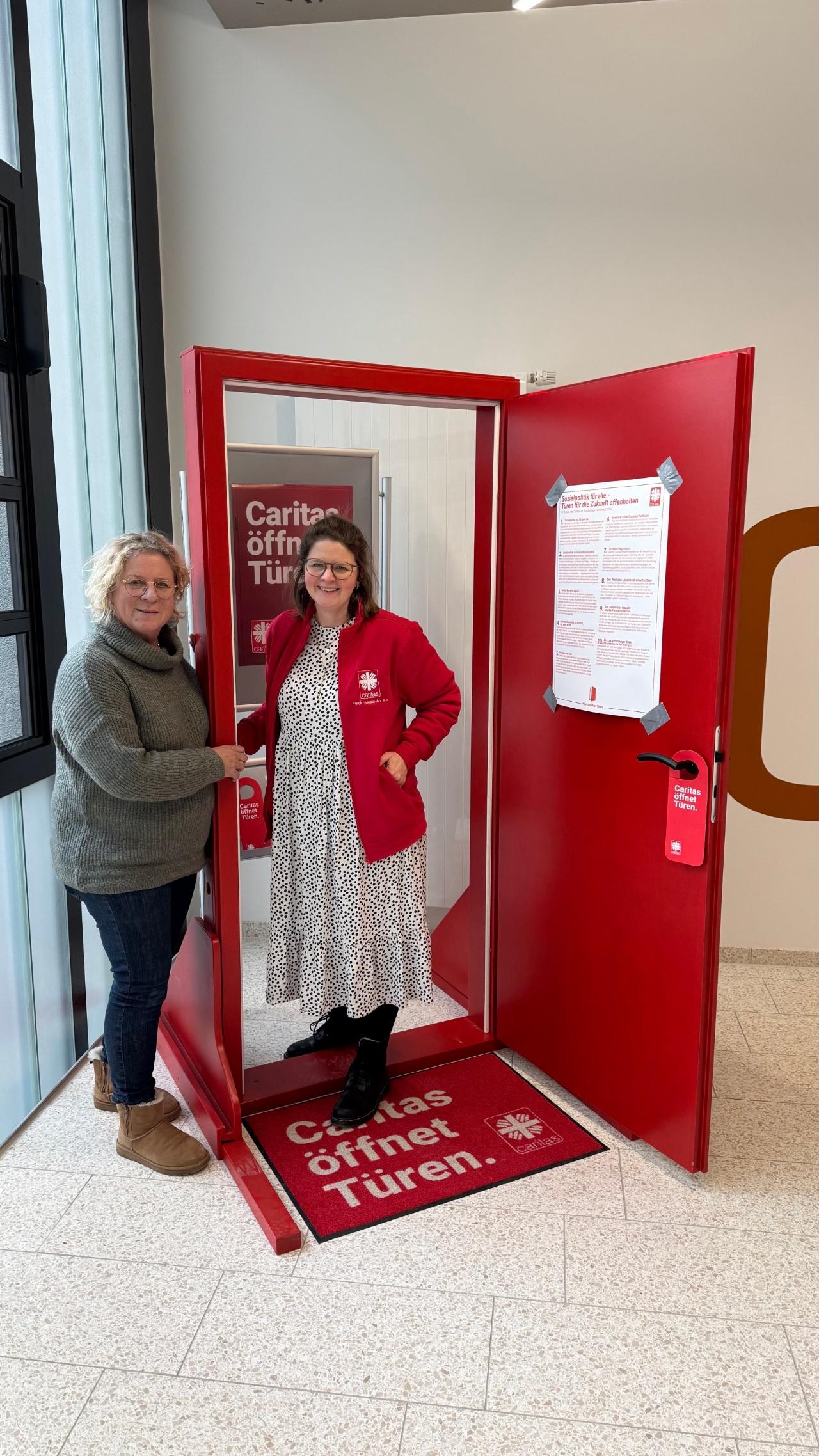 Ann-Cathrin Zinken, Fachdienstleitung Sozialraum und Ehrenamt und Gaby Guckenbiehl, Tafelkoordinatorin der Tafel Mayen, freuen sich, die Arbeit im @Viedel aufzunehmen.