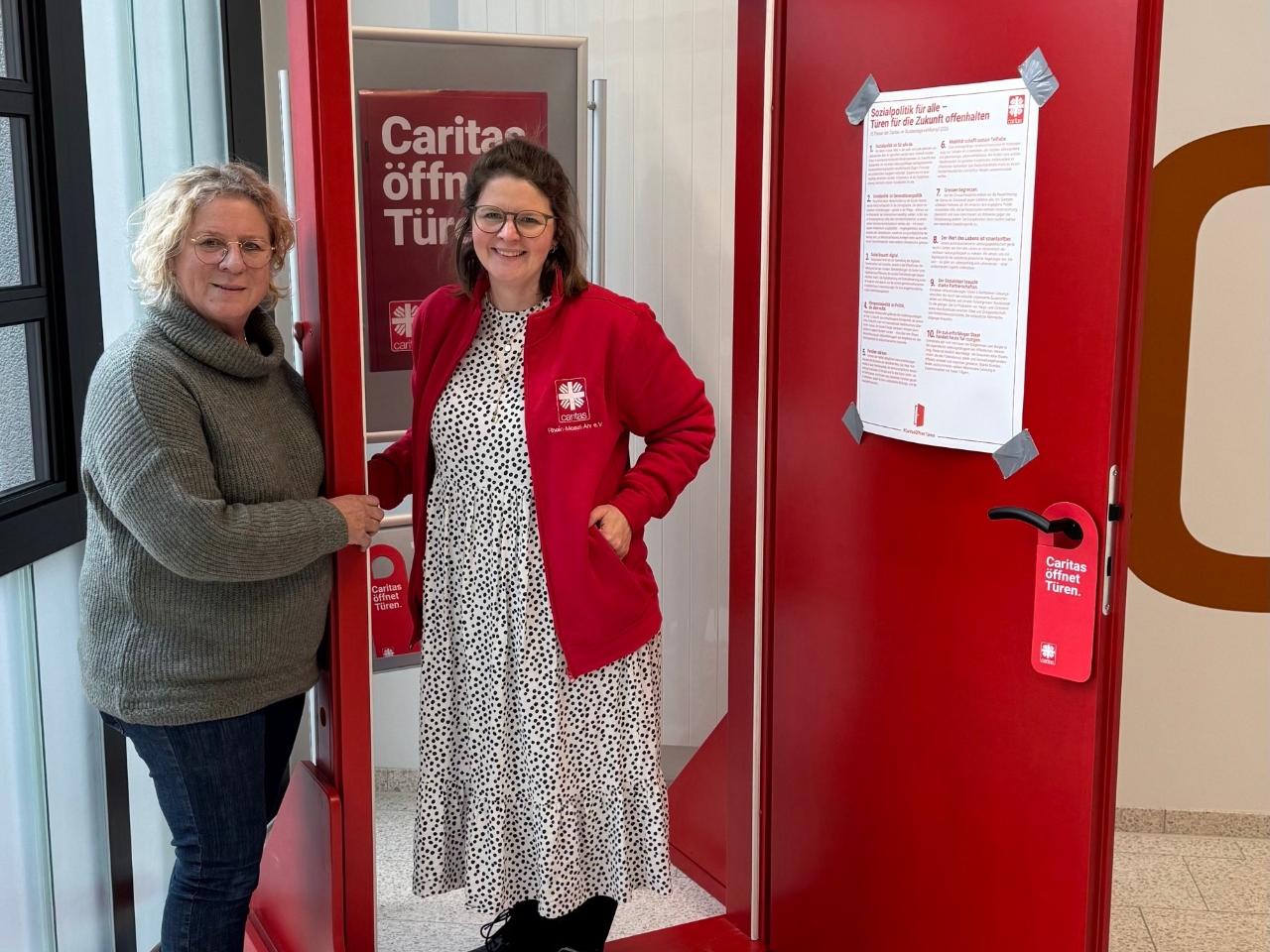 Ann-Cathrin Zinken, Fachdienstleitung Sozialraum und Ehrenamt und Gaby Guckenbiehl, Tafelkoordinatorin der Tafel Mayen, freuen sich, die Arbeit im @Viedel aufzunehmen.