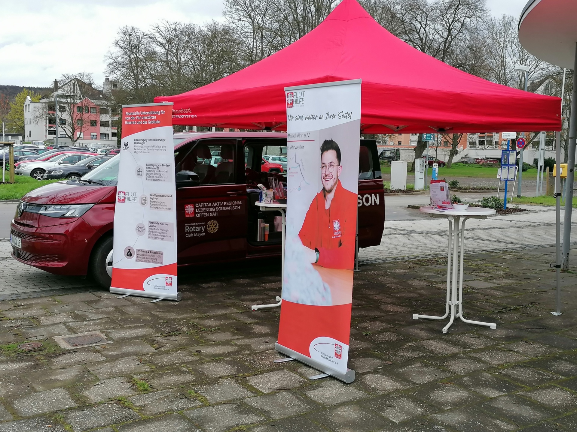 Der Info-Stand wird am roten VW-Bus und einem roten Pavillon erkennbar sein.