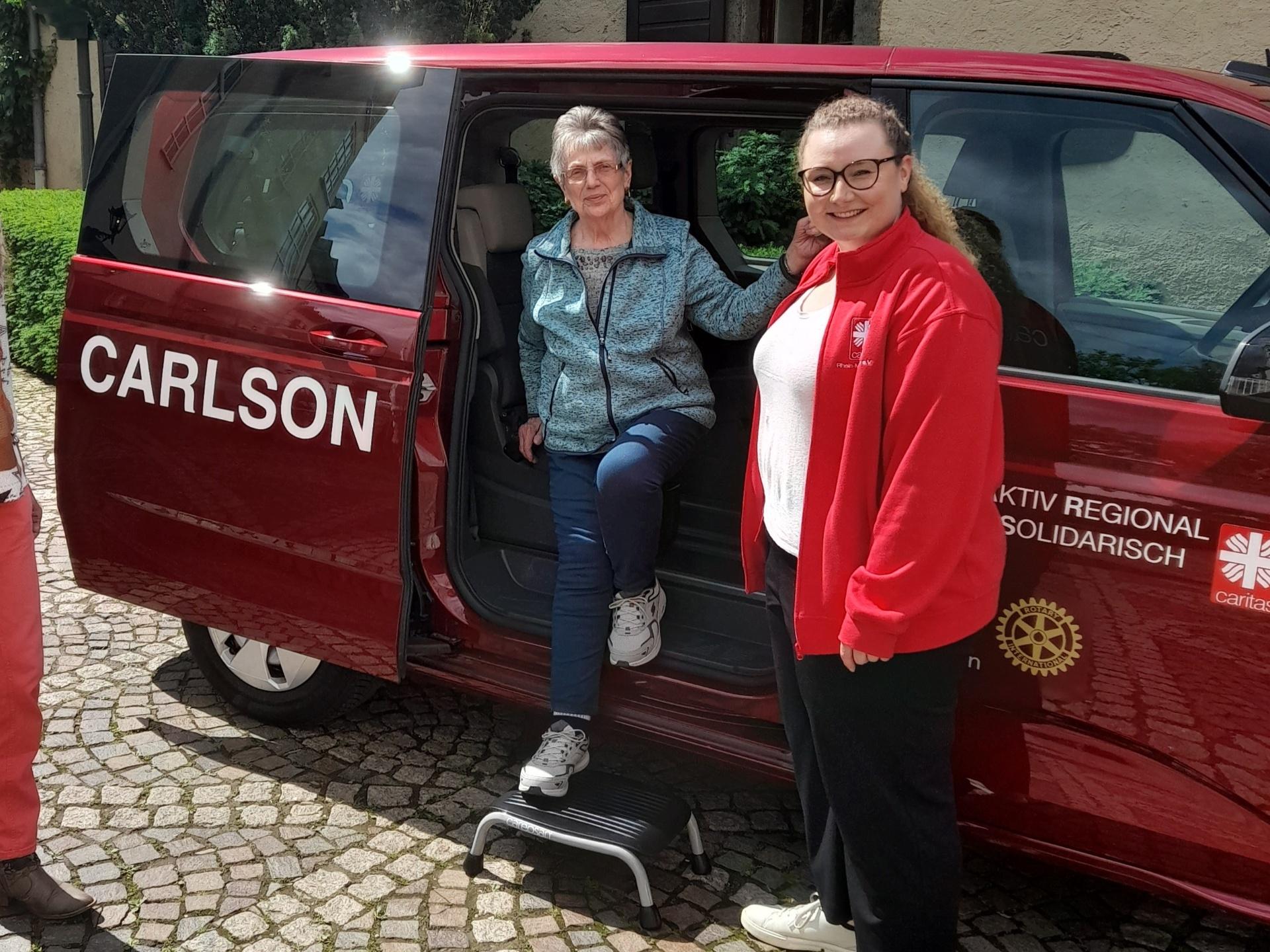 Lisa-Marie Weber (rechts) sucht Ehrenamtliche, die beispielsweise den Fahrdienst übernehmen.