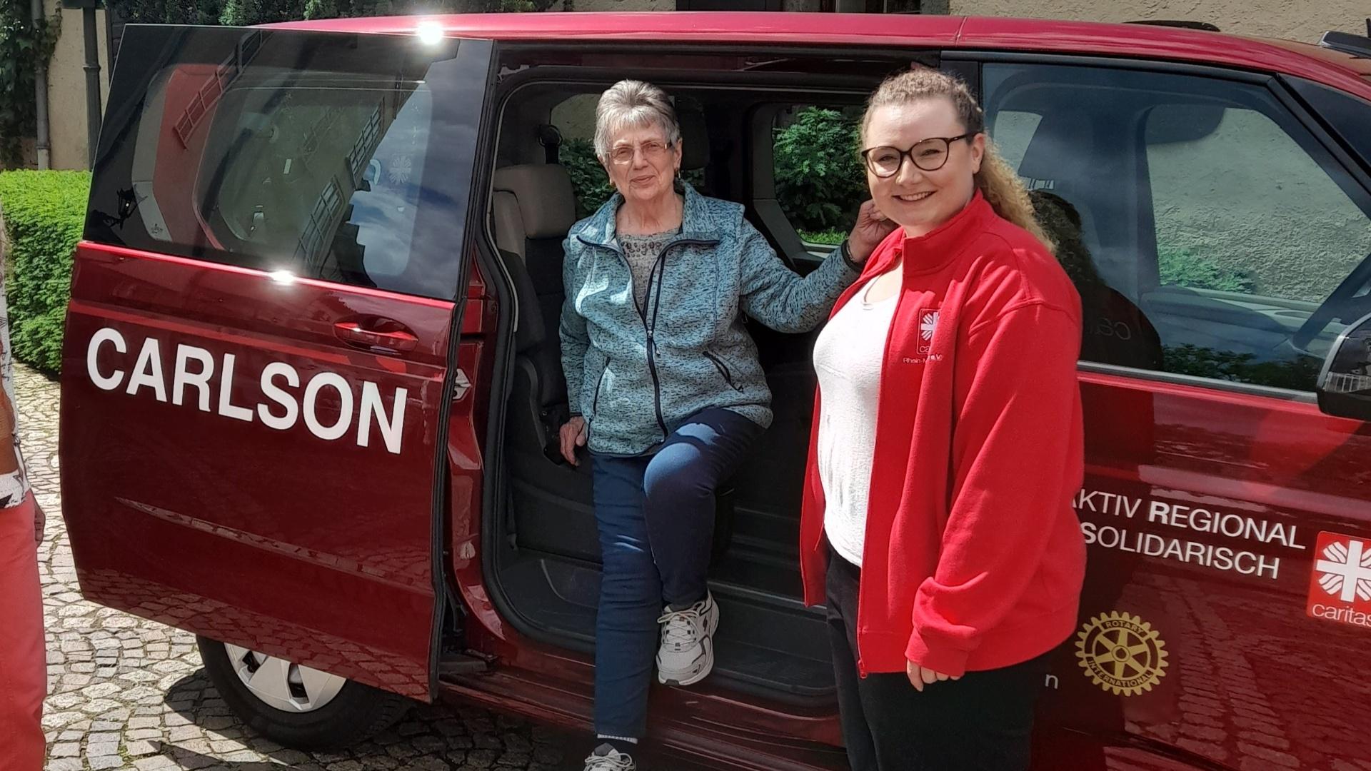 Lisa-Marie Weber (rechts) sucht Ehrenamtliche, die beispielsweise den Fahrdienst übernehmen.