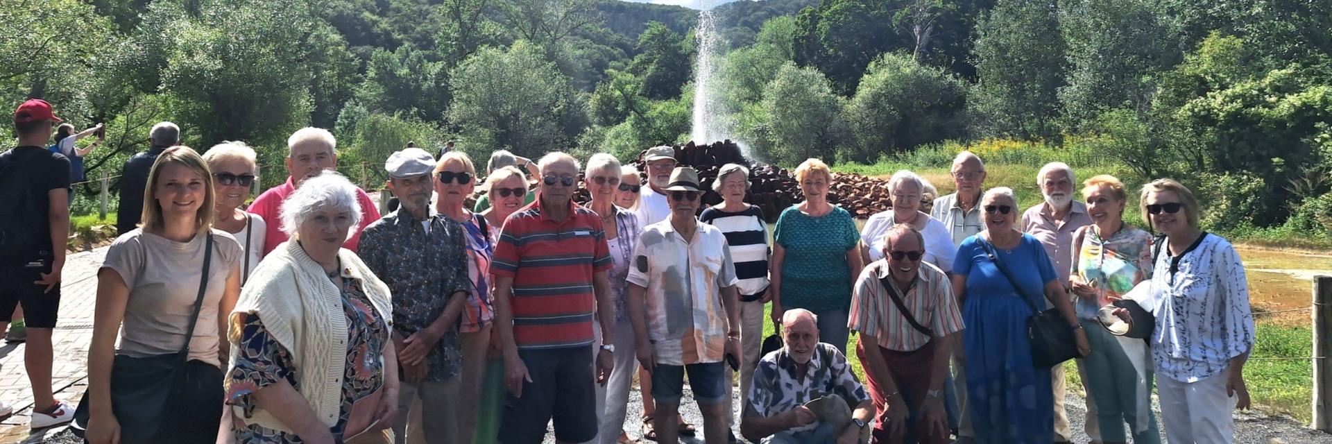 Der Geysir begeisterte die Gruppe.