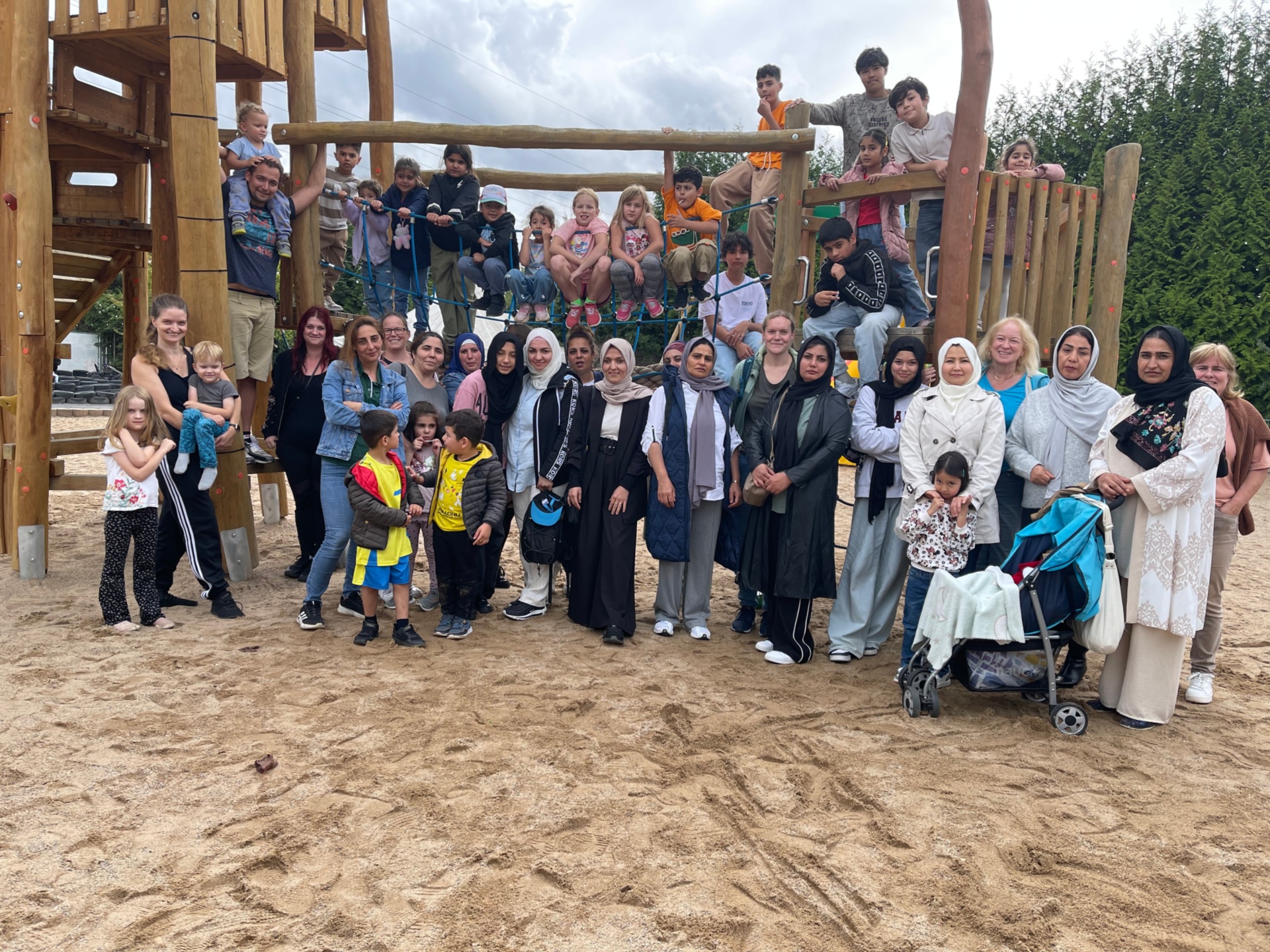 Durch die Unterstützung des Fördervereins können für Teilnehmende der Projekte der Fachstelle Frühe Hilfen u. a. Ausflüge, wie der Besuch im Tolli-Park im September, ermöglicht werden.