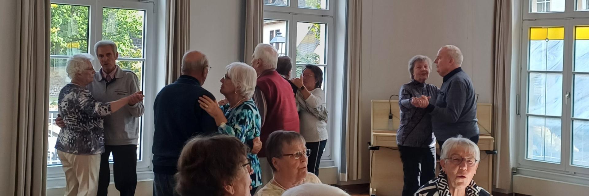 „Darf ich bitten zum Tango”. Beste Stimmung beim Tanztee im Pfarrzentrum Herz-Jesu.