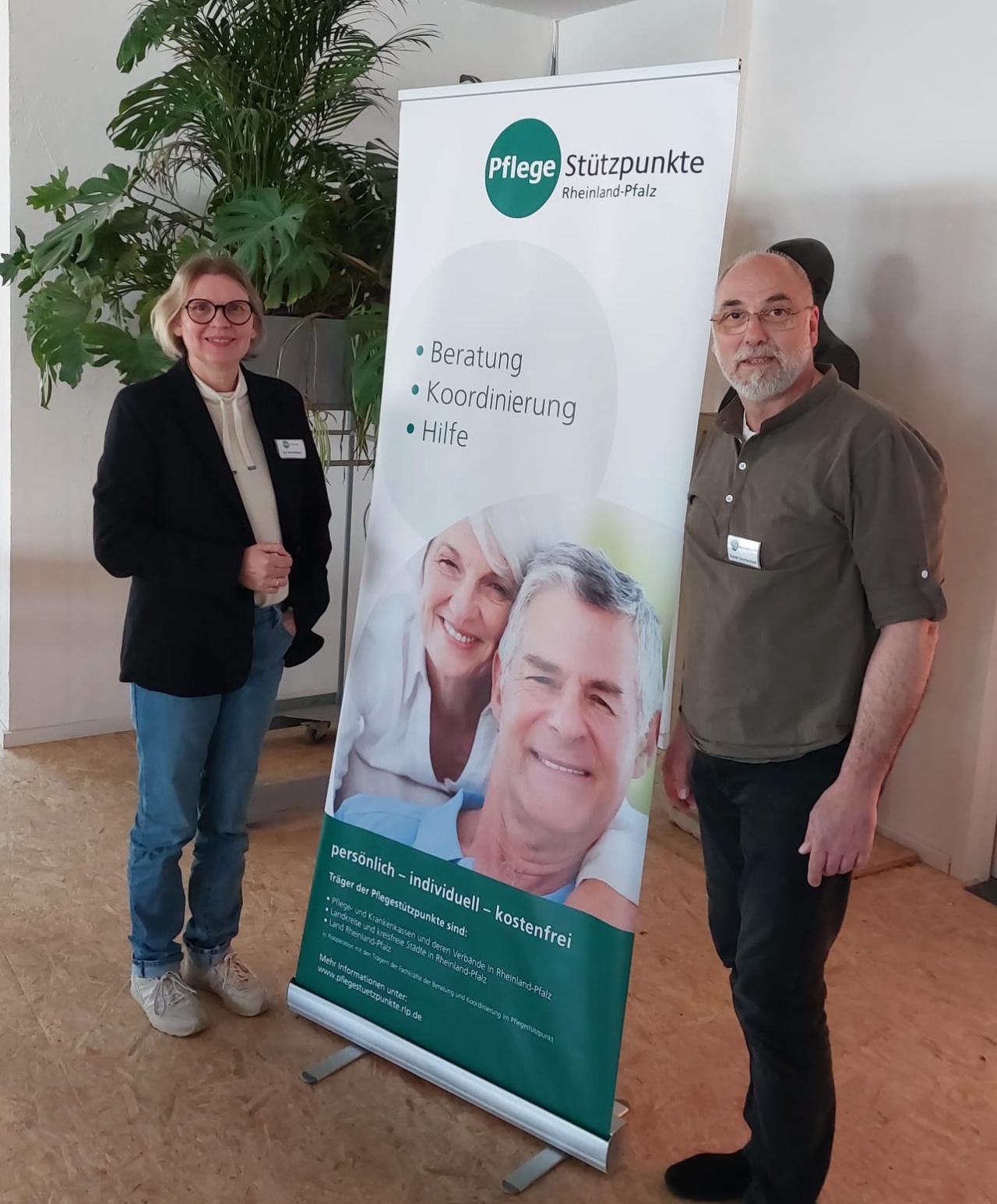 Ute Remshagen und Dieter Germscheid vom Pflegestützpunkt Bad Neuenahr-Ahrweiler / Grafschaft stehen an mehreren Abenden den Zuhörerinnen und Zuhörern Rede und Antwort