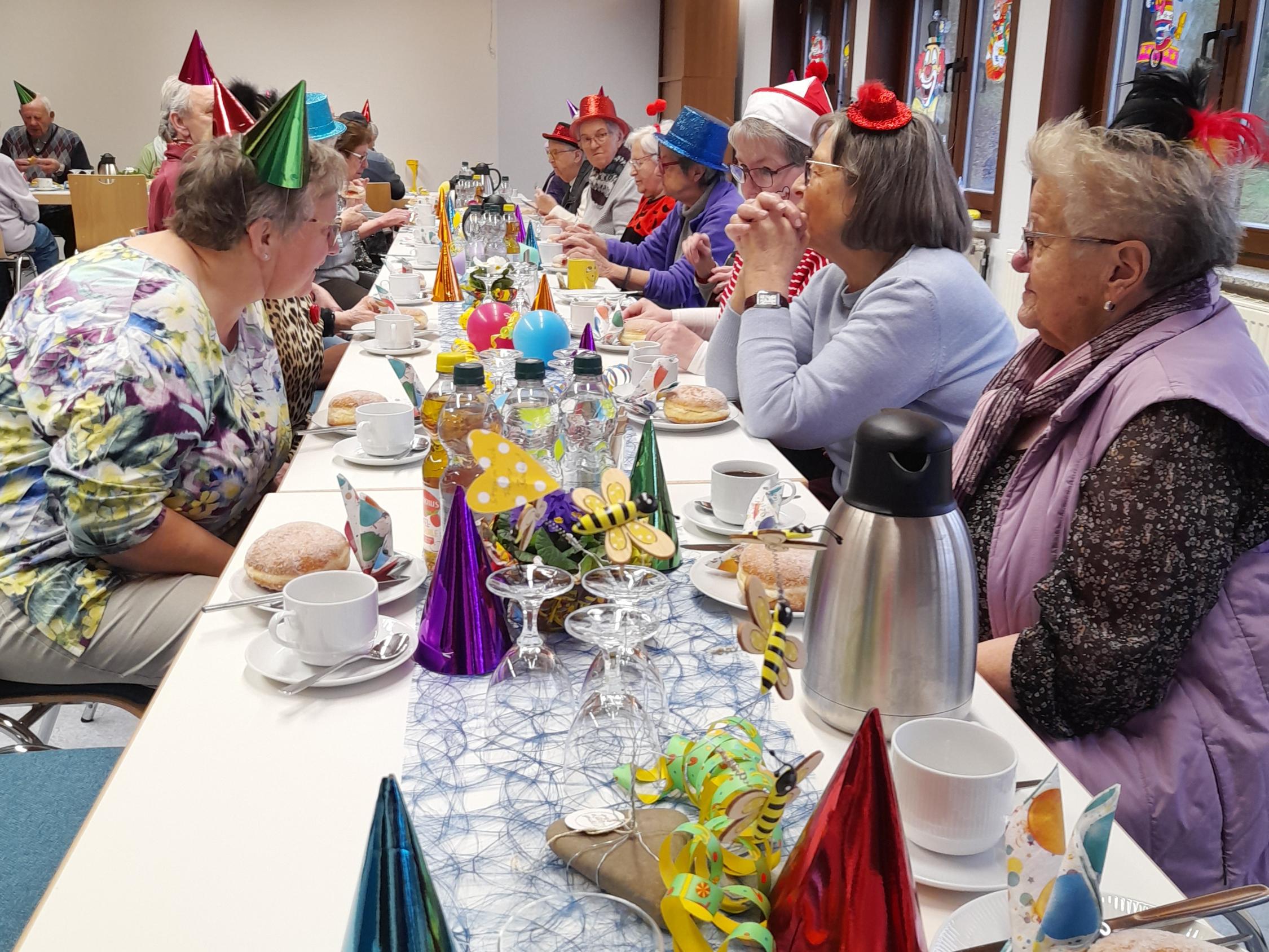 Kostümierungen durften neben guter Stimmung beim karnevalistischen Klappcafé natürlich nicht fehlen.