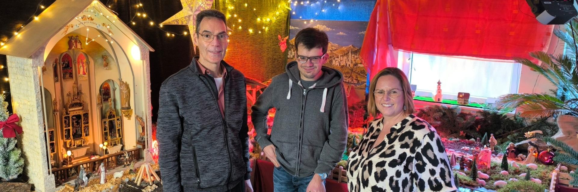 Susanne Breitbach (r.) dankt Jürgen und Florian Schneider (l.) für ihren kreativen Einsatz, anderen Menschen zu helfen.