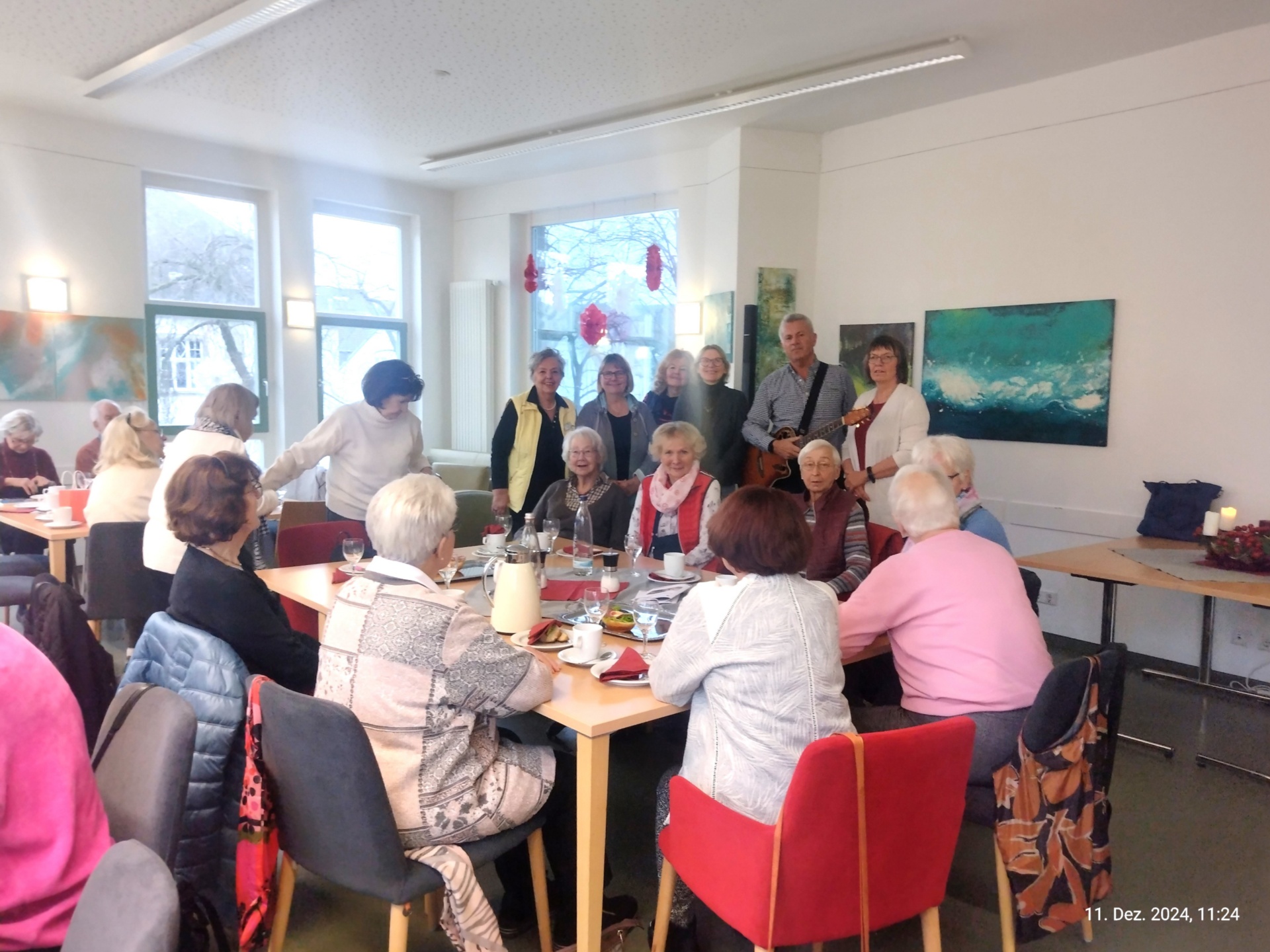 (Stehend von links) Helga Lux, Marion Surrey, Alraune Vanselow, Ute Remshagen, Jürgen Schick und Ingrid Neubusch gestalteten zum Advent dieses heiter-besinnliche Frühstück