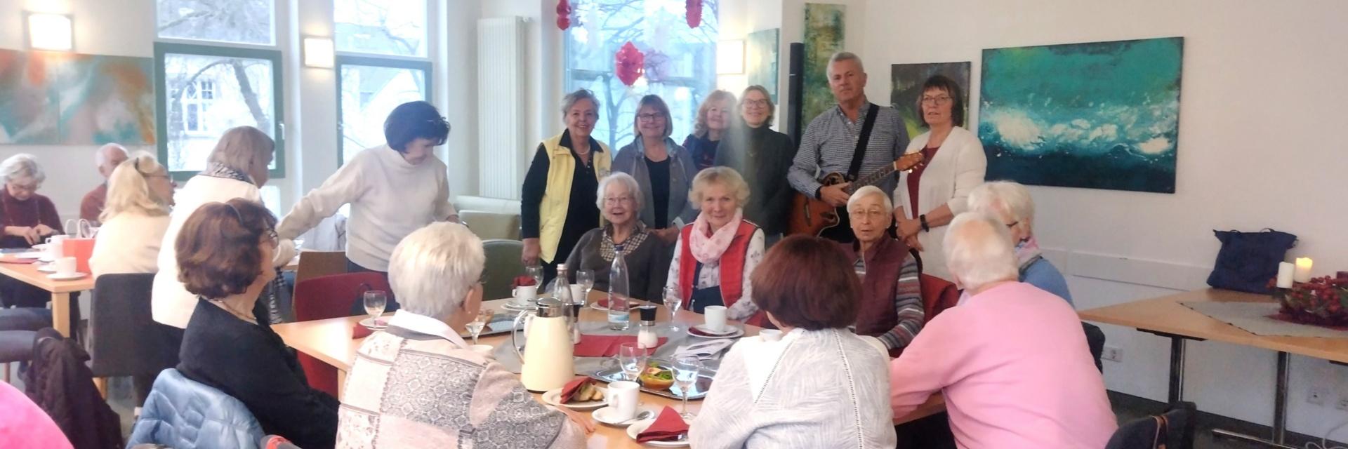 (Stehend von links) Helga Lux, Marion Surrey, Alraune Vanselow, Ute Remshagen, Jürgen Schick und Ingrid Neubusch gestalteten zum Advent dieses heiter-besinnliche Frühstück