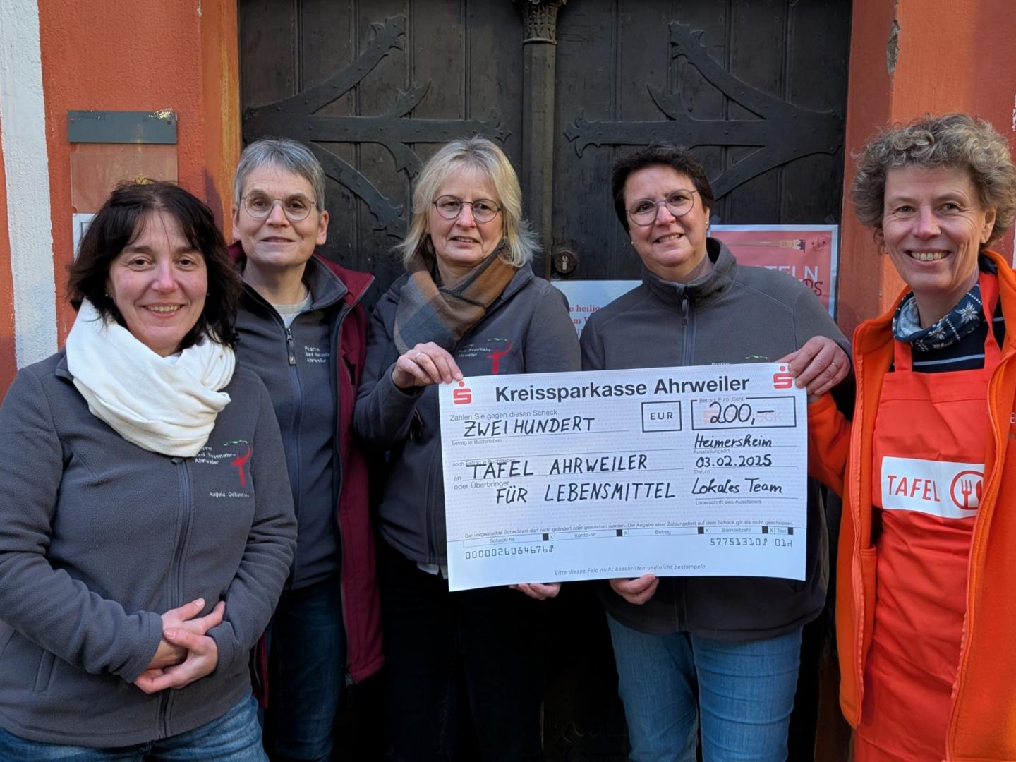 (v. l. n. r.) Angela Ockenfels, Ulrike Frie, Jutta Heimermann und Maria Hofmann überreichen ihren Scheck stolz an Irmgard Schumacher.