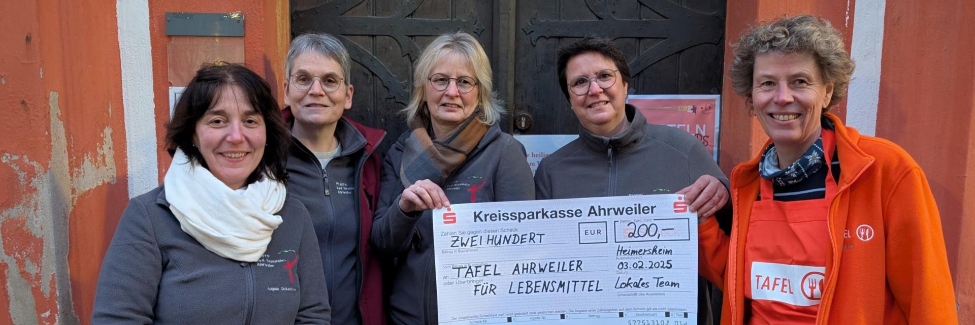 (v. l. n. r.) Angela Ockenfels, Ulrike Frie, Jutta Heimermann und Maria Hofmann überreichen ihren Scheck stolz an Irmgard Schumacher.