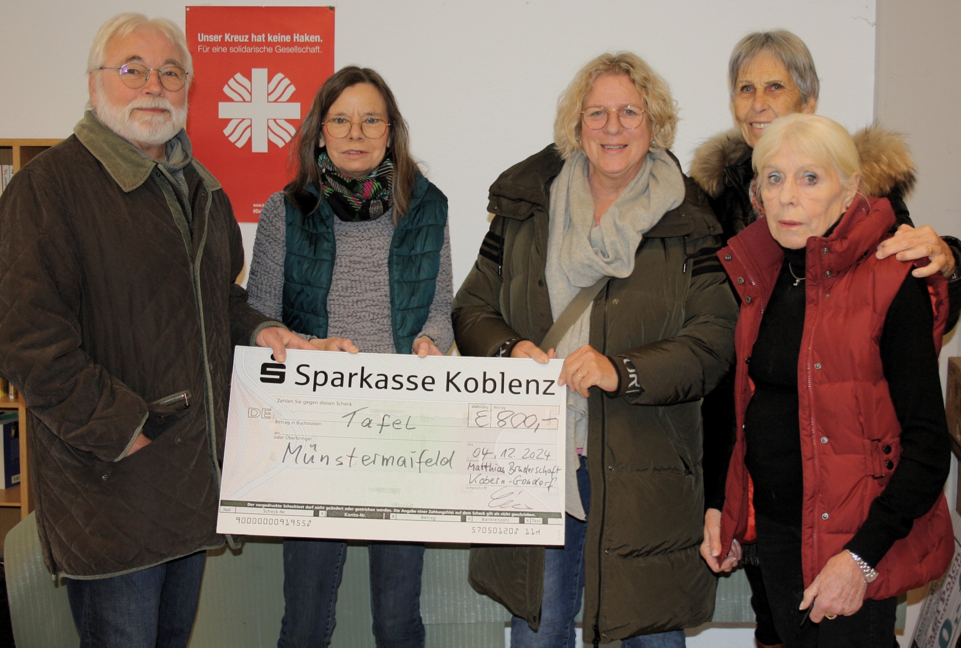 (v.l.n.r.) Brudermeister Harry Schneider, Irene Franke, Gaby Guckenbiehl und Barbara Böhlandt (Tafel Münstermaifeld), im Hintergrund Heidi Mathe (St. Matthiasbruderschaft)