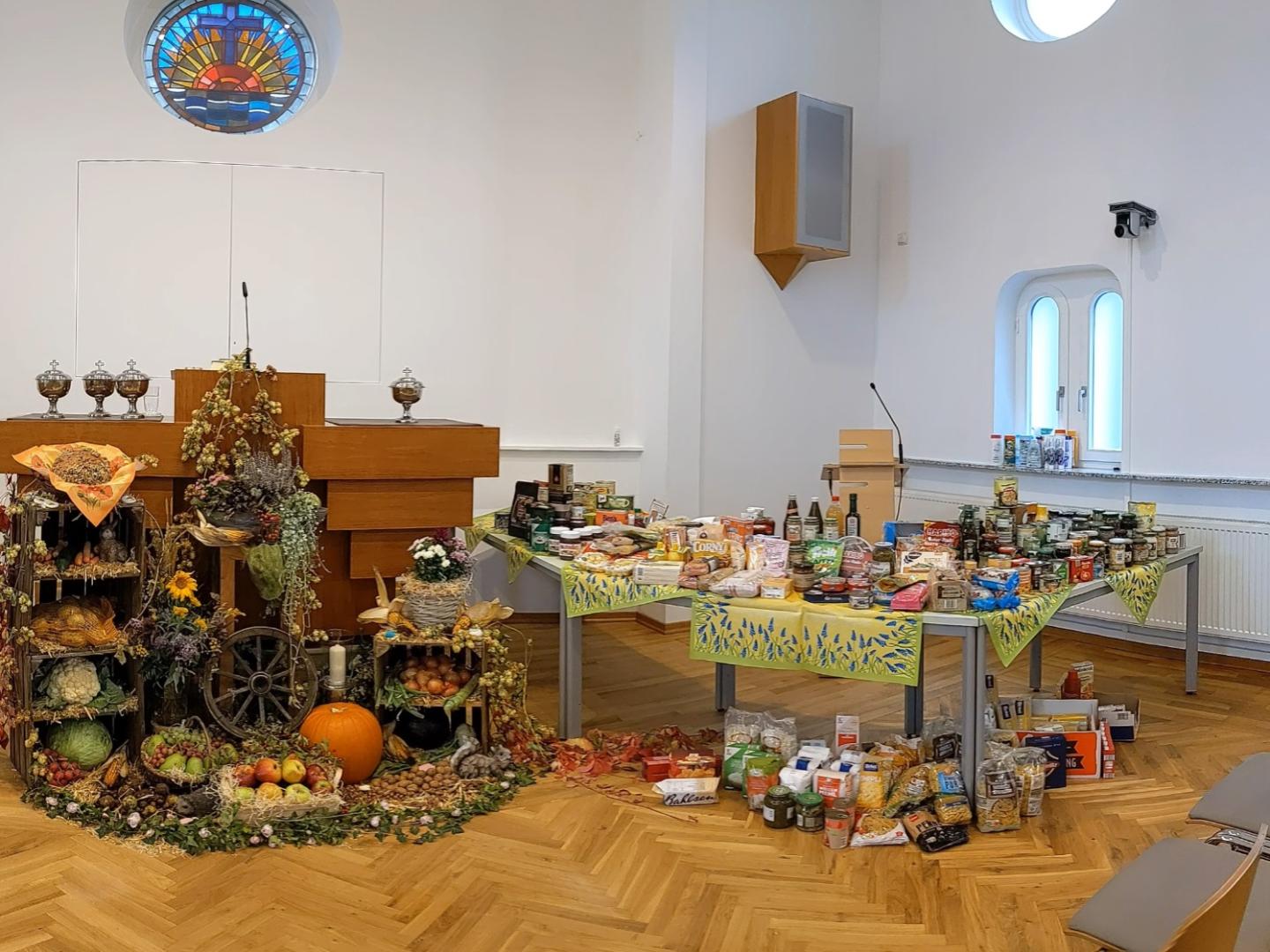 Zum Erntedank-Gottesdienst brachte die Gemeinde Lebensmittel zum Altar, die später der Tafel Andernach gespendet wurden.