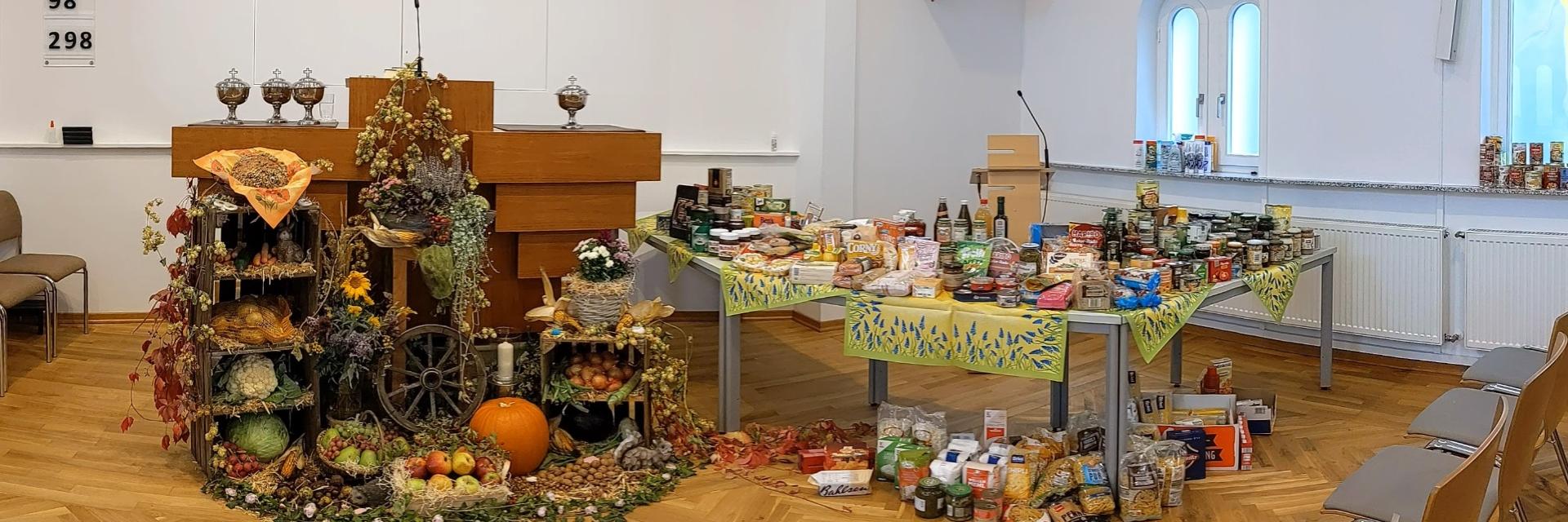 Zum Erntedank-Gottesdienst brachte die Gemeinde Lebensmittel zum Altar, die später der Tafel Andernach gespendet wurden.