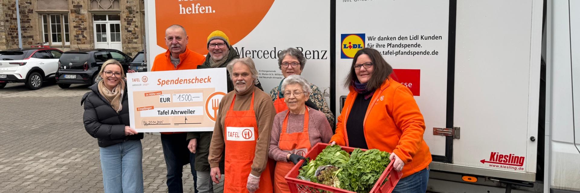 Assistentin Magdalena Freund (links) und der Geschäftsführer der PRÜTERPLAN GmbH, Frank Grohs (3.v.l.), überreichten jüngst einen Scheck in Höhe von 1500,- Euro an die Tafel Ahrweiler. Die ehrenamtlichen Mitarbeiter Detlef Weinert, Ekkehard Fiebrich, Elena Böhm und Marie Mies sowie Tafel-Koordinatorin Mirjam Hagebölling bedankten sich sehr herzlich für die Spende.