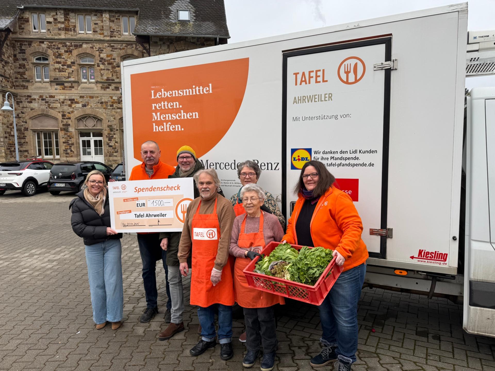 Assistentin Magdalena Freund (links) und der Geschäftsführer der PRÜTERPLAN GmbH, Frank Grohs (3.v.l.), überreichten jüngst einen Scheck in Höhe von 1500,- Euro an die Tafel Ahrweiler. Die ehrenamtlichen Mitarbeiter Detlef Weinert, Ekkehard Fiebrich, Elena Böhm und Marie Mies sowie Tafel-Koordinatorin Mirjam Hagebölling bedankten sich sehr herzlich für die Spende.