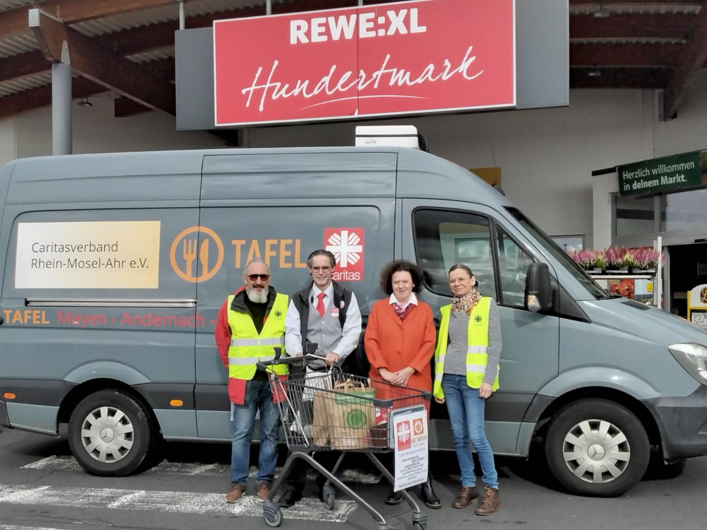 (v. l.) Der ehrenamtliche Tafelfahrer Dietmar Barth, Marktleiter Thomas Roeder aus Polch und die ehrenamtlichen Tafel-Mitarbeiterinnen Brigitte Hoffmann und Irene Franke bedanken sich herzlich bei allen Spenderinnen und Spendern.