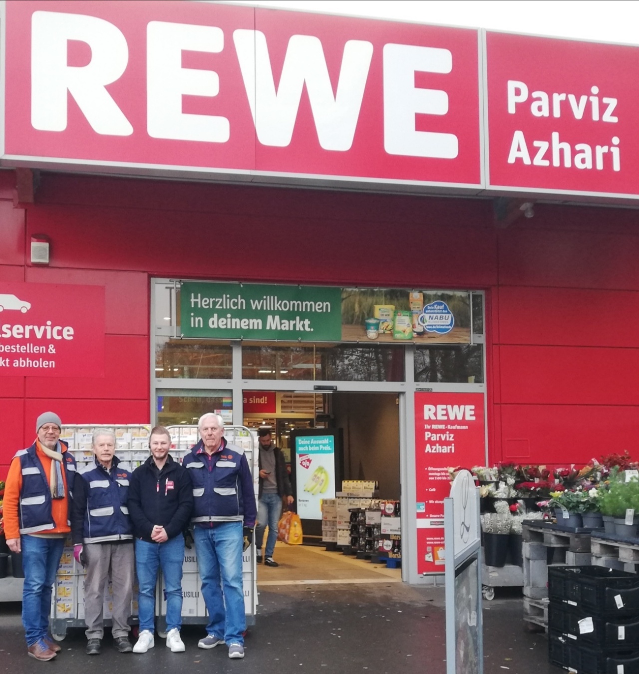 Daniel Sell, stellvertretender Marktleiter vom REWE-Markt Sinzig, (Zweiter von rechts) freute sich, den ehrenamtlichen Tafelmitarbeitern (von links) Ralf Eggert und Joe Groß sowie (rechts) Uwe Brogsitter Grundnahrungsmittel für 281 Tüten zu überreichen.