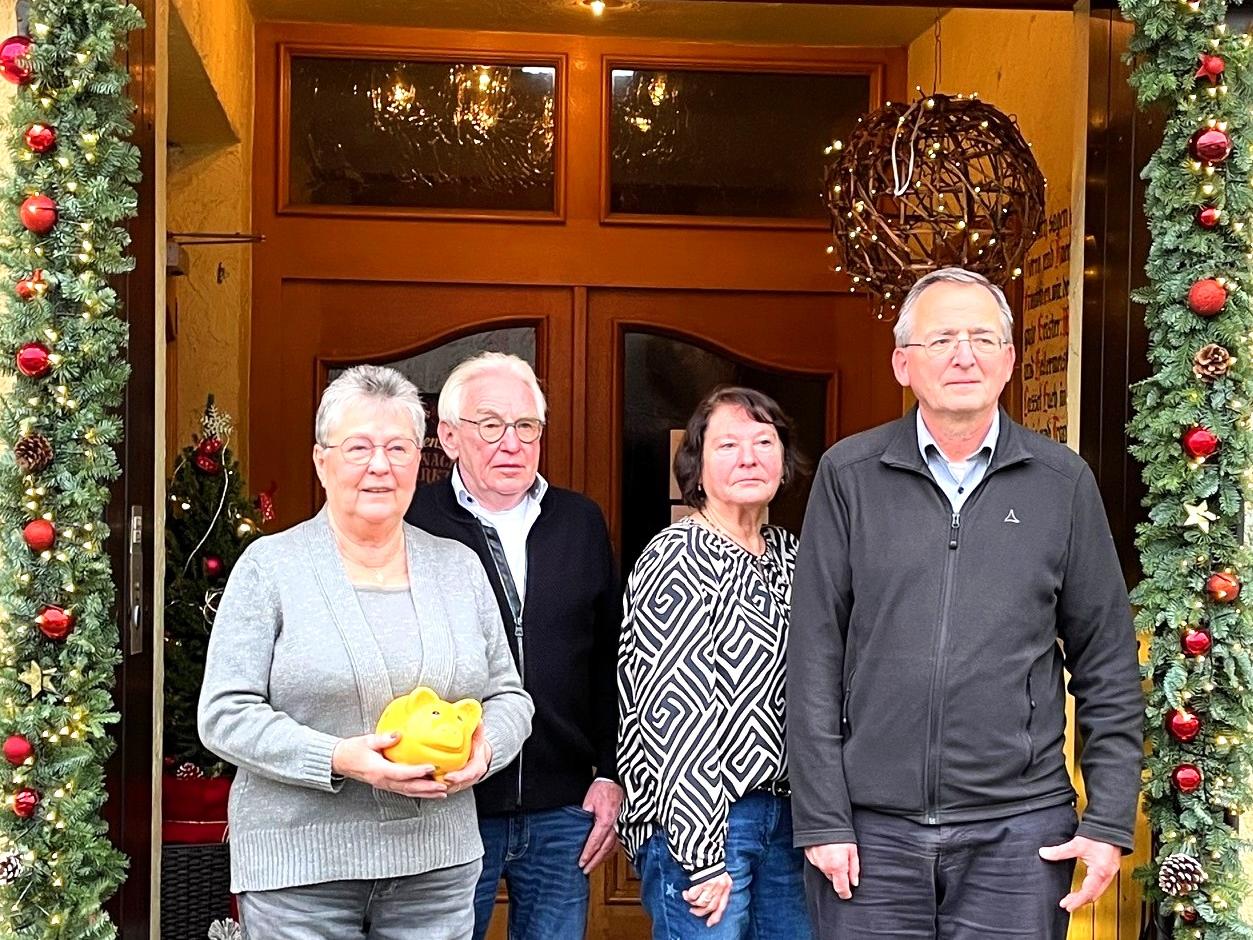 (Von links) Christa Dötsch und Karl Pitsch (Tafel Münstermaifeld), Frau Renate Kramer und Prof. Dr. Wolfgang Schmid (Eifelverein Untermosel) bei der Übergabe der Spende.