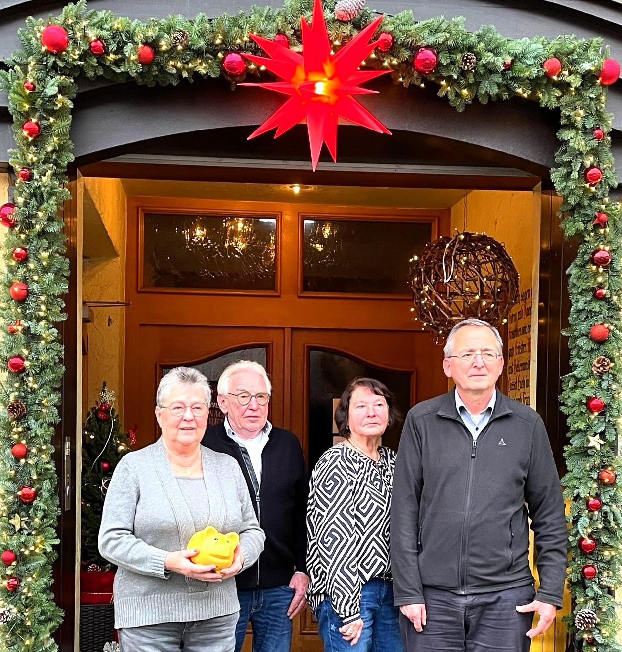 (Von links) Christa Dötsch und Karl Pitsch (Tafel Münstermaifeld), Frau Renate Kramer und Prof. Dr. Wolfgang Schmid (Eifelverein Untermosel) bei der Übergabe der Spende.