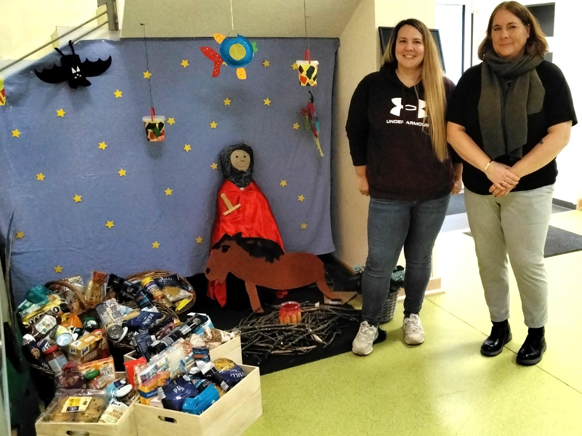 KiTa-Sozialarbeiterin Kim Schmengler und Renate Huhn, Leiterin der Kindertagesstätte, bei der Übergabe der Spenden.