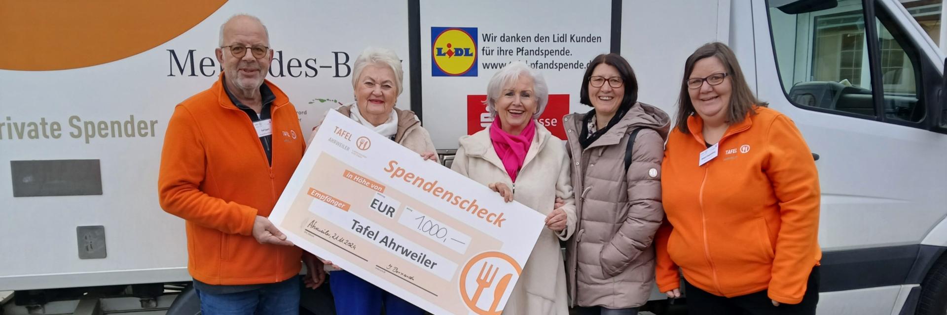 Ralf Eggert, Ehrenamtlicher bei der Tafel Ahrweiler (links) und Tafel-Koordinatorin Mirjam Hagebölling (rechts) bekamen von Christa Neunkirchen, Ingeborg Bernards und Michaela Schmitz im Namen der Frauengemeinschaft St. Marien in Bad Breisig einen Scheck in Höhe von 1000,- Euro überreicht.