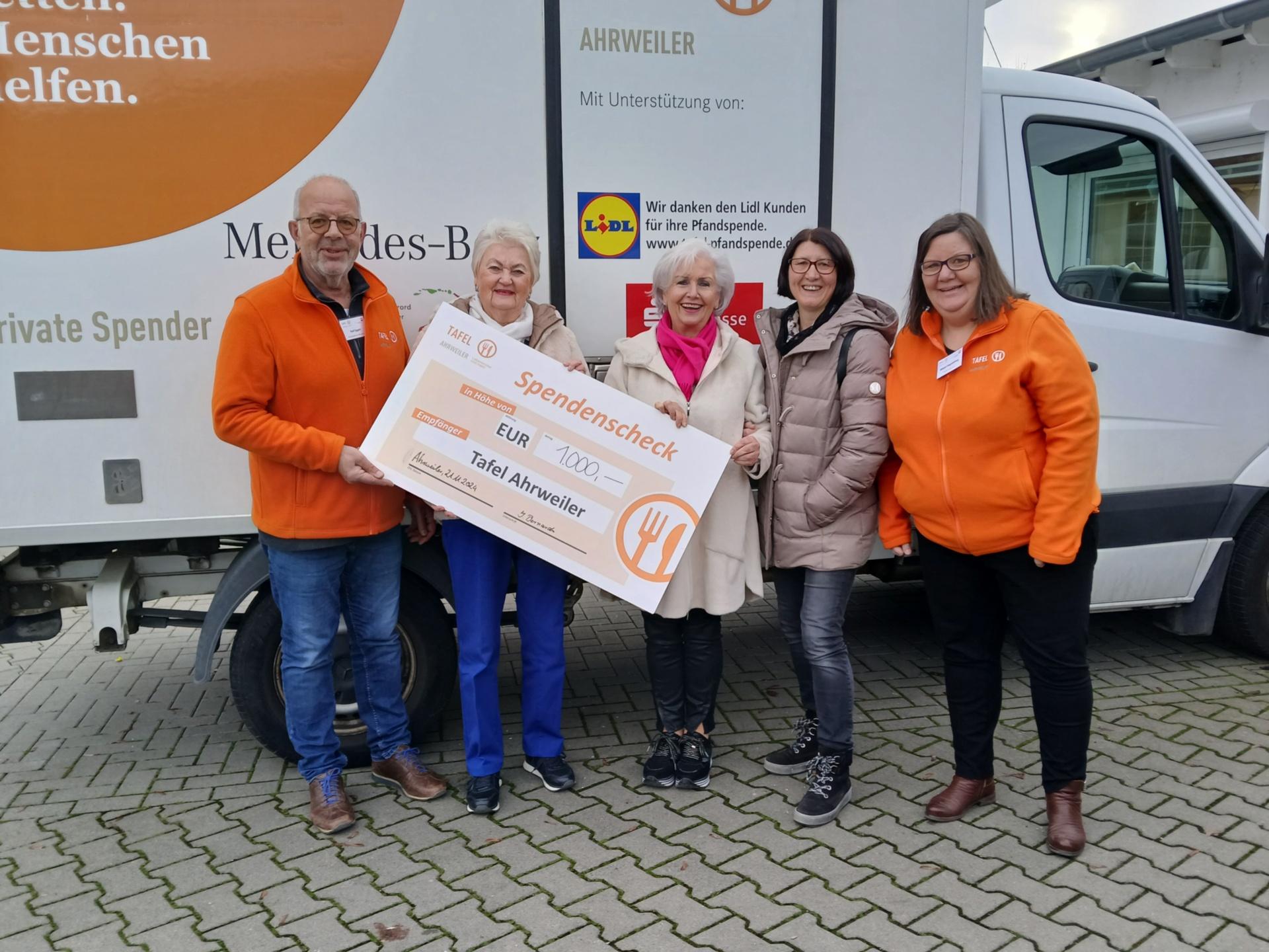 Ralf Eggert, Ehrenamtlicher bei der Tafel Ahrweiler (links) und Tafel-Koordinatorin Mirjam Hagebölling (rechts) bekamen von Christa Neunkirchen, Ingeborg Bernards und Michaela Schmitz im Namen der Frauengemeinschaft St. Marien in Bad Breisig einen Scheck in Höhe von 1000,- Euro überreicht.