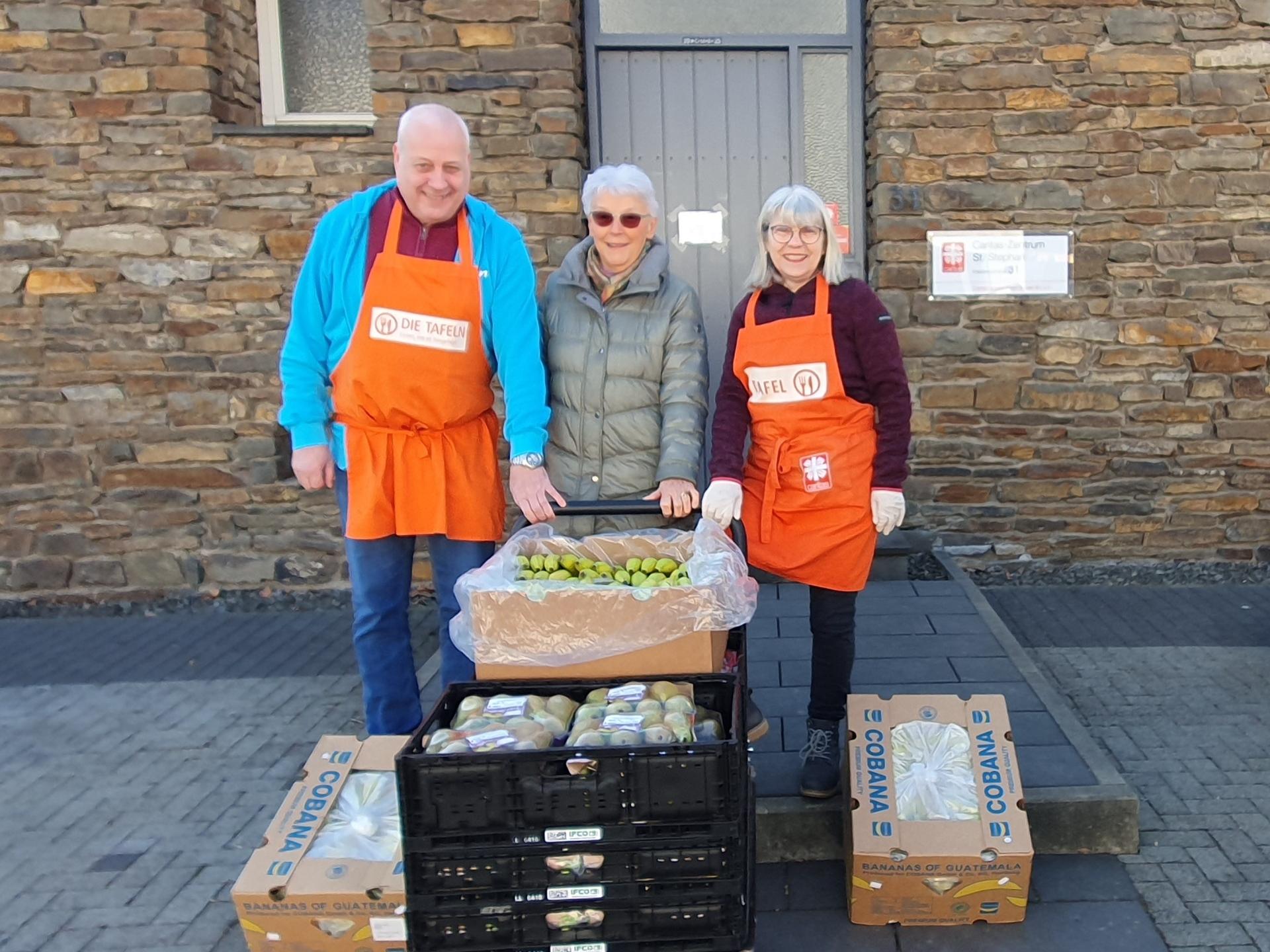 Die Aktiven der Tafel Andernach sind sehr dankbar über die Lebensmittelspende von Frau Schüller (v. l. n. r.: Jan Junglas, Ingrid Schüller, Manuela Schönfeld).