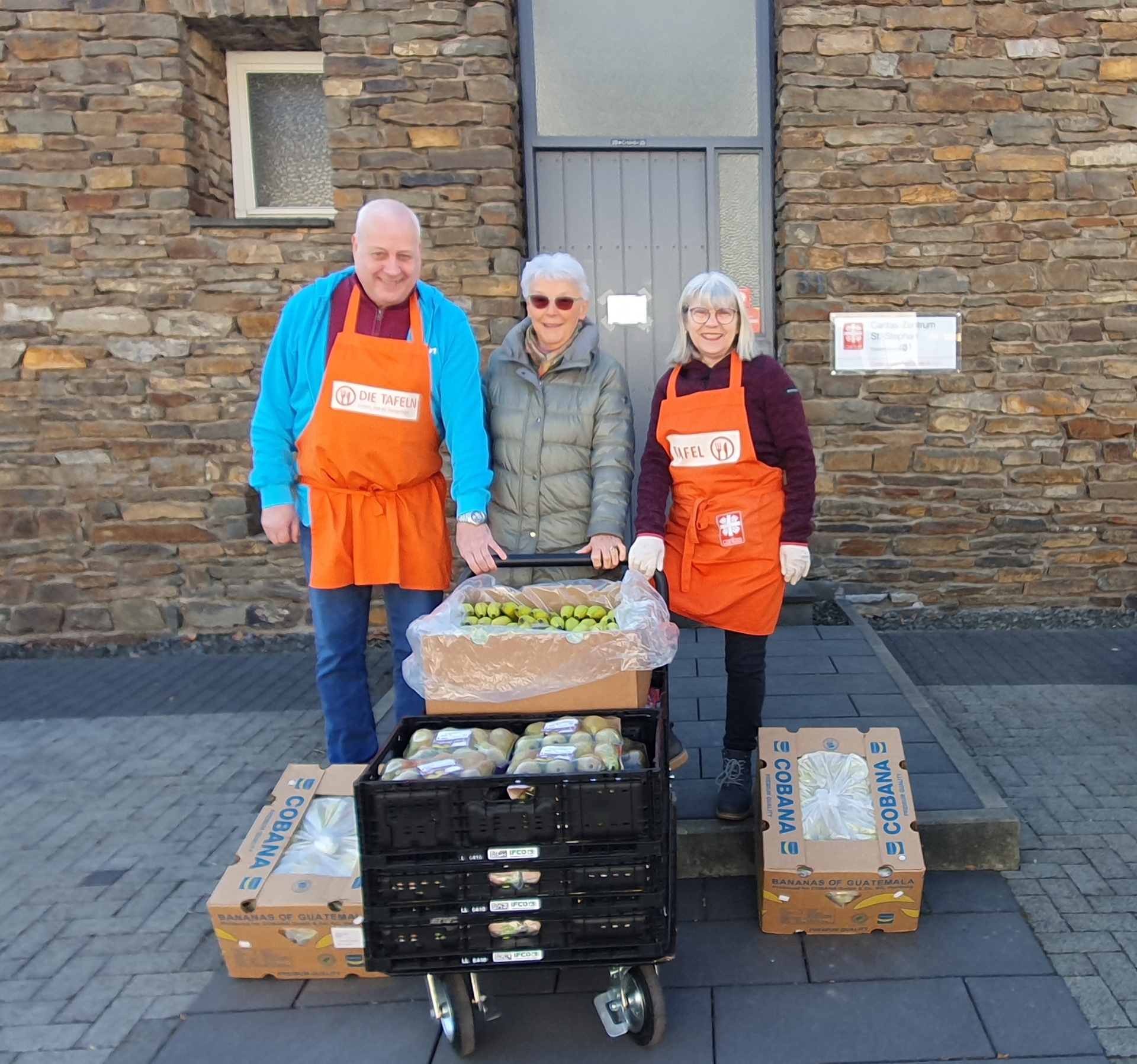 Die Aktiven der Tafel Andernach sind sehr dankbar über die Lebensmittelspende von Frau Schüller (v. l. n. r.: Jan Junglas, Ingrid Schüller, Manuela Schönfeld).