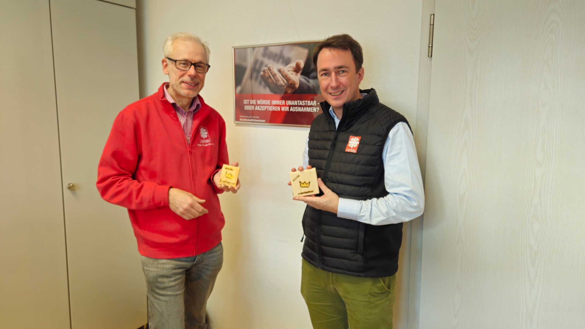 Die beiden Geschäftsführer Richard Stahl (l.) und Christian von Wichelhaus (r.) haben ihre Würdetafeln in ihrem Büro platziert.