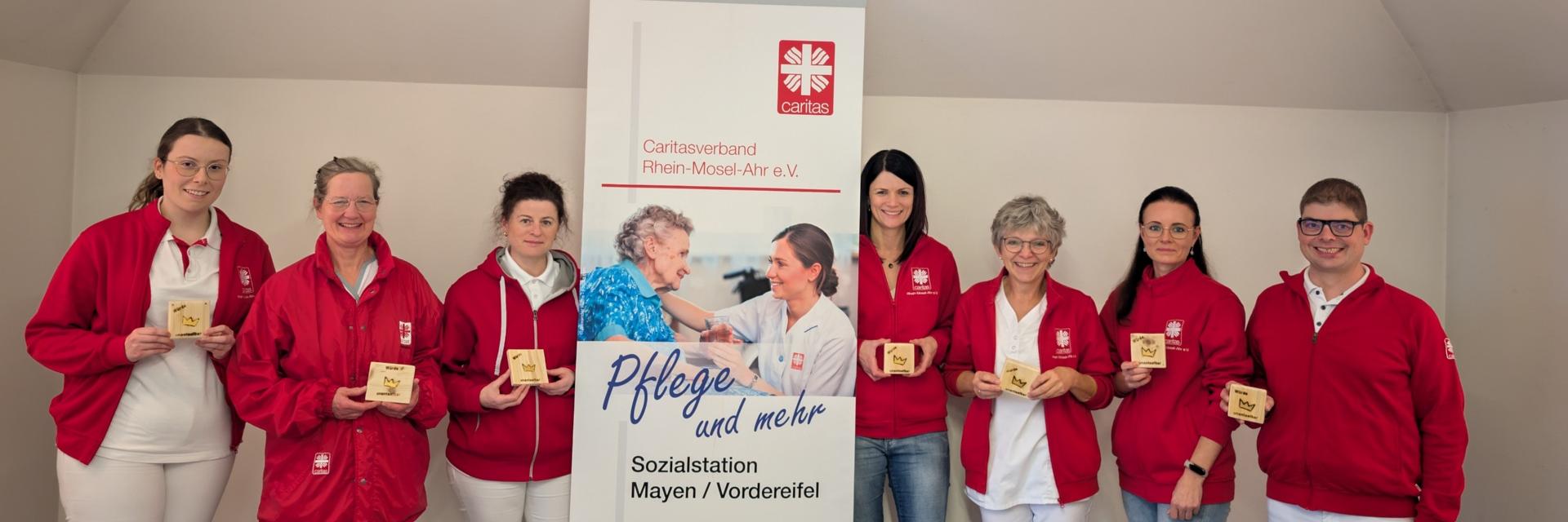 Alle Mitarbeitenden des Caritasverbandes erhielten „Würdetafeln“, mit denen sie ein Zeichen für Menschenwürde setzen. Hier stellvertretend Mitarbeitende der Sozialstation Mayen/Vordereifel.