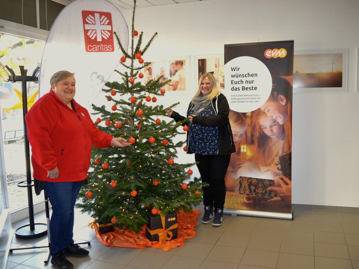 Ein schöner Wunschbaum im evm-Kundenzentrum Sinzig, finden auch (von links) Viktoria Hoffmann und Catrin Fröhlich.