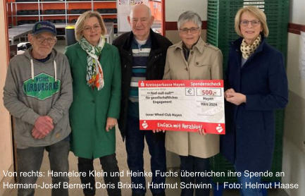 Von rechts: Hannelore Klein und Heinke Fuchs überreichen ihre Spende anHermann-Josef Bernert, Doris Brixius, Hartmut Schwinn  |  Foto: Helmut Haase